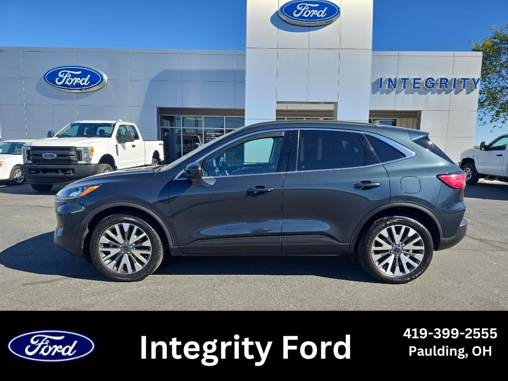 2022 Ford Escape Titanium's photo