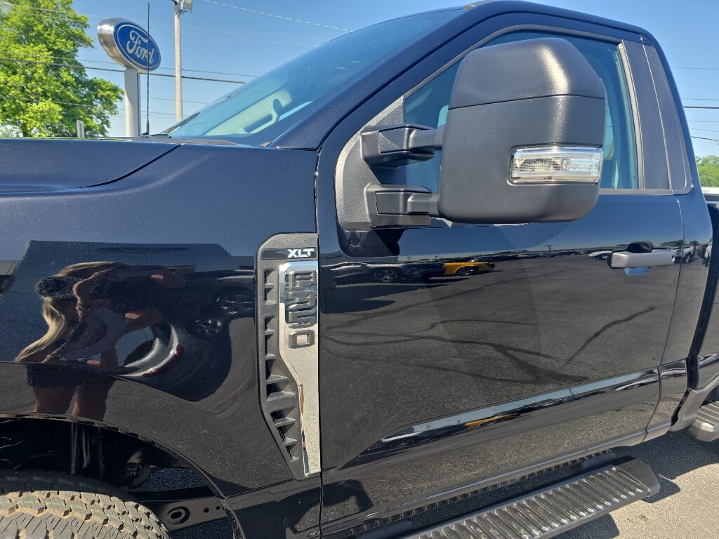 2025 Ford F-350 XLT photo 4