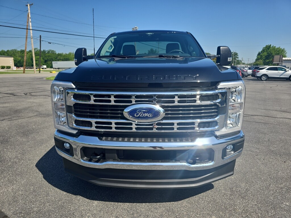2025 Ford F-350 XLT photo 3