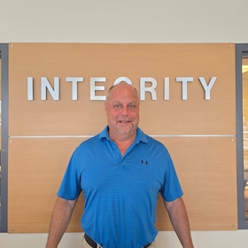 Staff member Dennis Recker from ID_41f18d8f6237