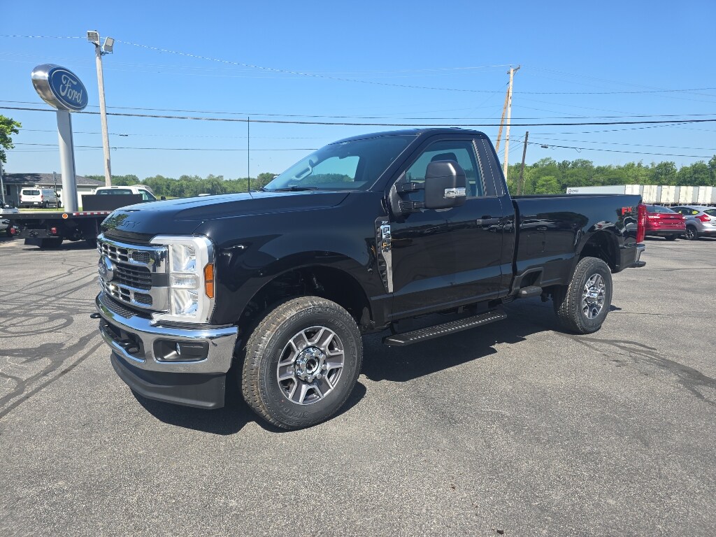 2025 Ford F-350 XLT photo 2
