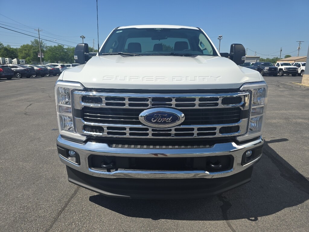2025 Ford F-350 XLT photo 3