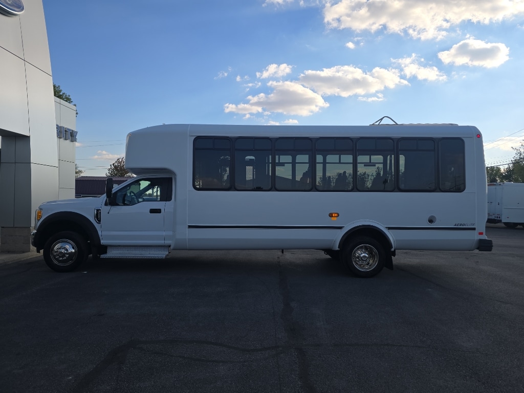 2017 Ford F-550 - Photo 2