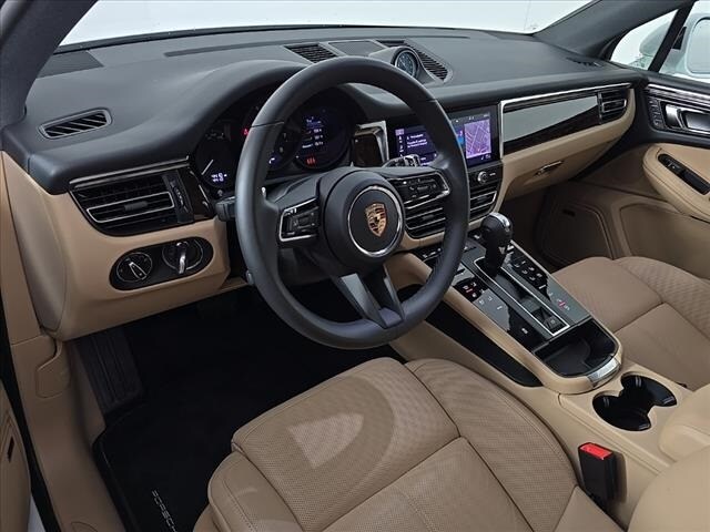 2025 Porsche Macan T photo 4