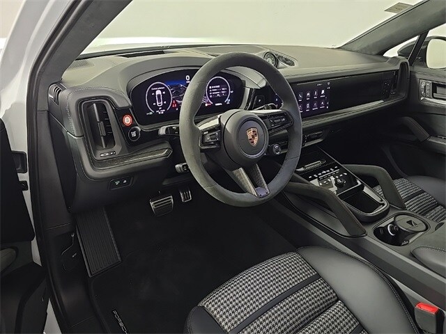 2025 Porsche Cayenne Coupe GTS photo 4