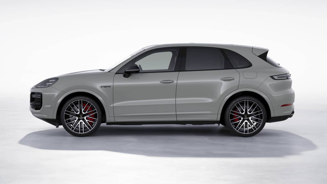 2026 Porsche Cayenne Turbo E-Hybrid photo 2