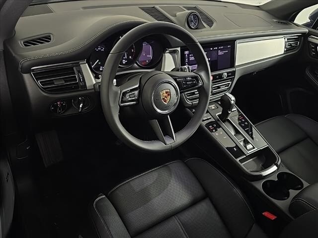 2025 Porsche Macan T photo 4
