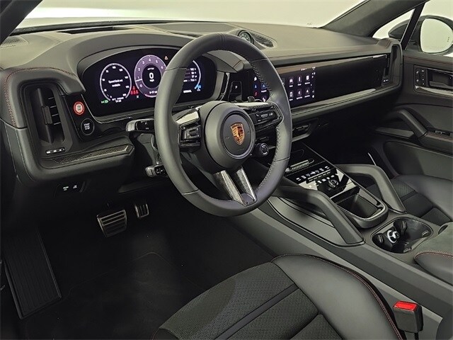 2025 Porsche Cayenne GTS photo 4