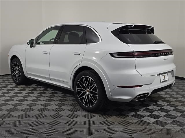 2025 Porsche Cayenne photo 3