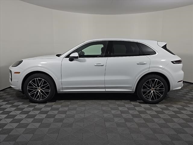 2025 Porsche Cayenne photo 2
