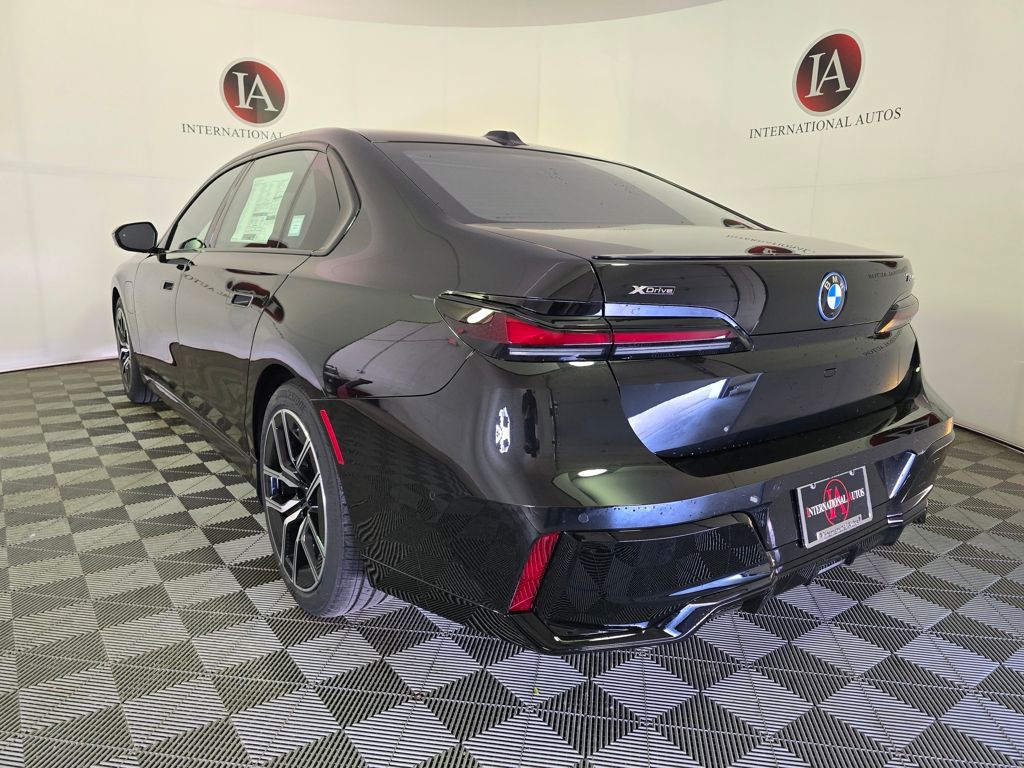 2025 BMW 7 Series 750e - Photo 7