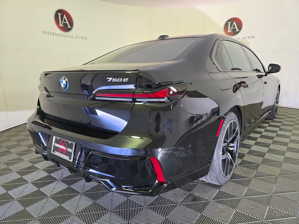 2025 BMW 7 Series 750e - Photo 4