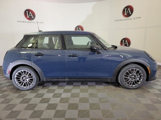 2025 Mini Cooper 4 Door Hardtop Signature photo 3