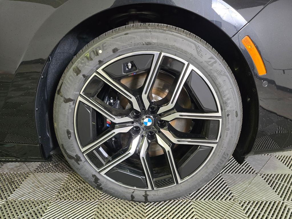 2025 BMW 7 Series 750e - Photo 2