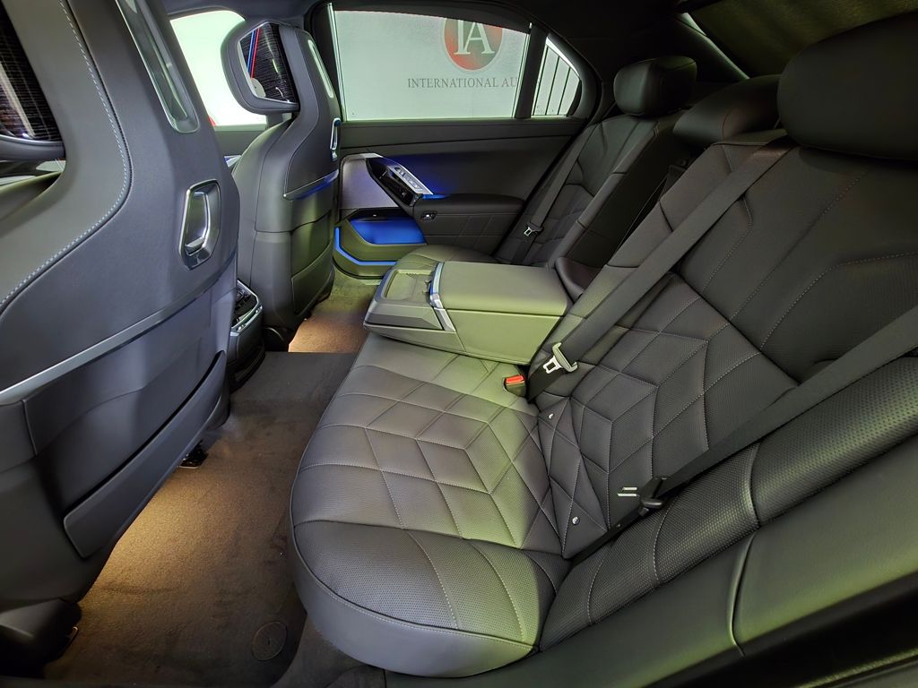 2025 BMW 7 Series 750e - Photo 12