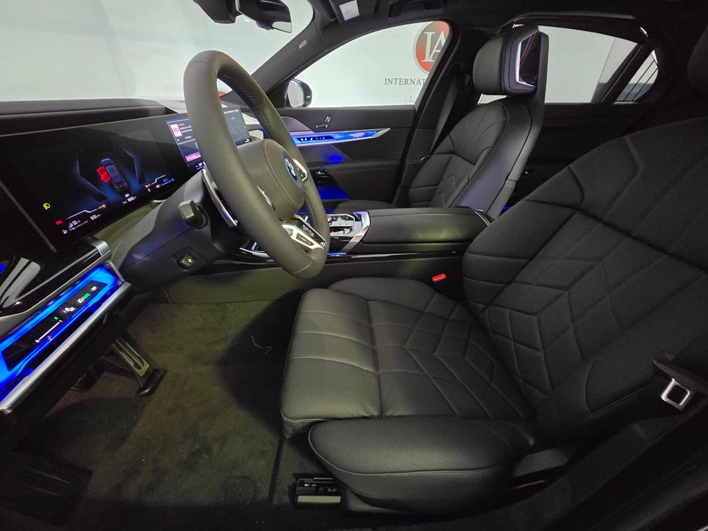 2025 BMW 7 Series 750e - Photo 10