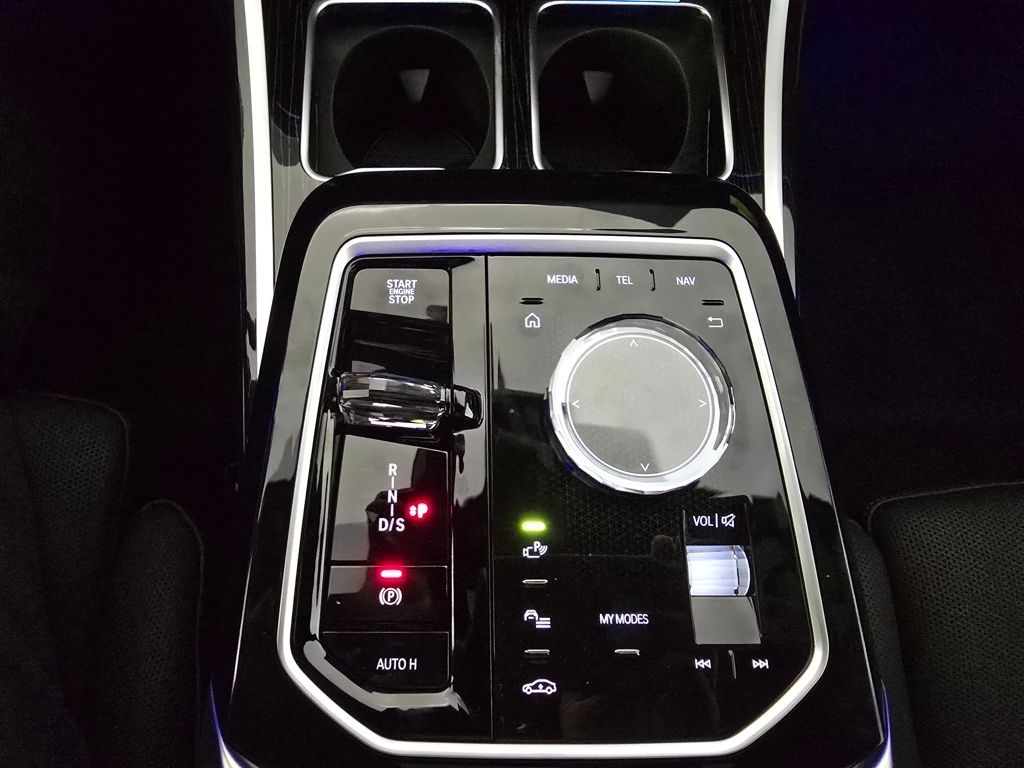 2025 BMW 7 Series 750e - Photo 18