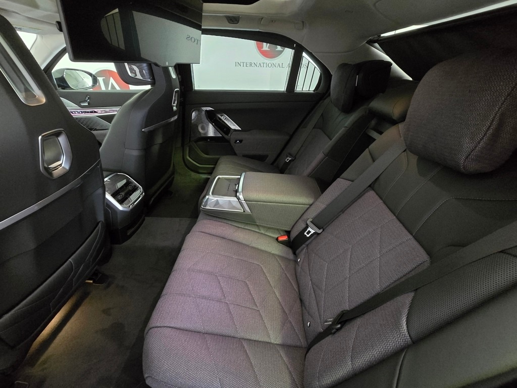 2025 BMW 7 Series 760i - Photo 12