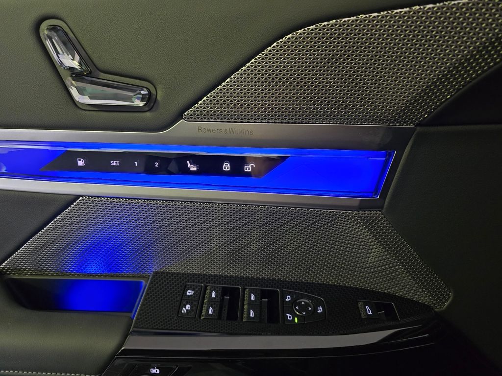 2025 BMW 7 Series 750e - Photo 9