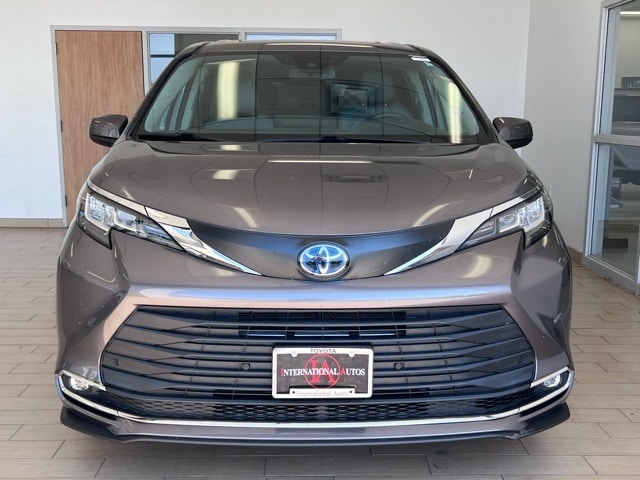 Used 2021 Toyota Sienna XLE with VIN 5TDYSKFCXMS032693 for sale in Sheboygan, WI