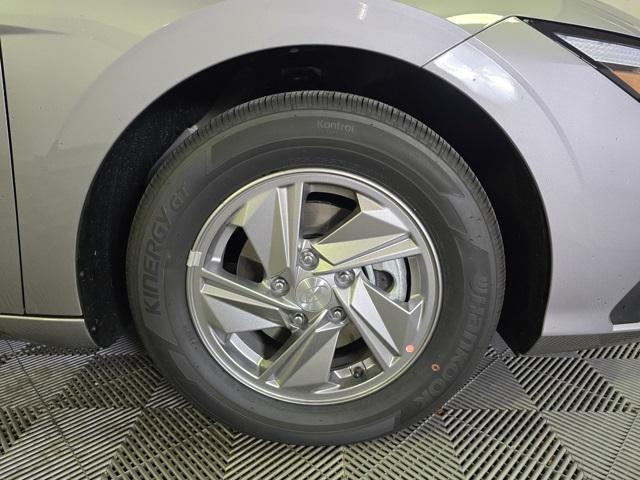 2025 Hyundai Elantra SE photo 3
