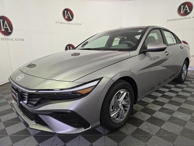 2025 Hyundai Elantra SE photo 2