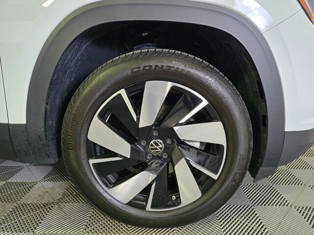 2024 Volkswagen Atlas Cross Sport SE Technology photo 2