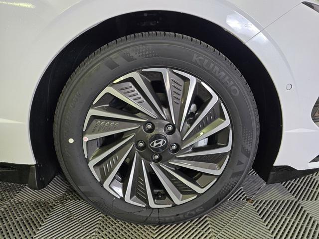 2025 Hyundai Sonata Hybrid Limited photo 3