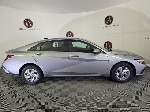 2025 Hyundai Elantra SE photo 4