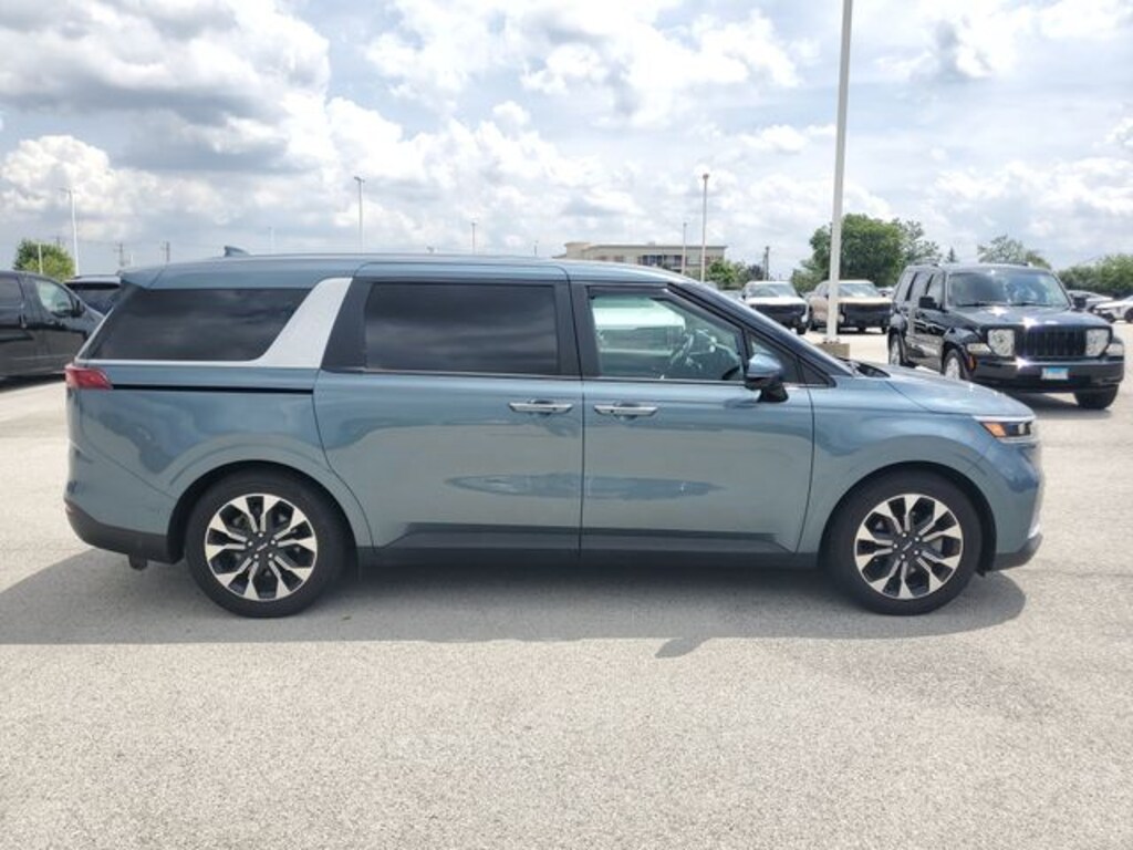 Used 2024 Kia Carnival EX Minivan/Van