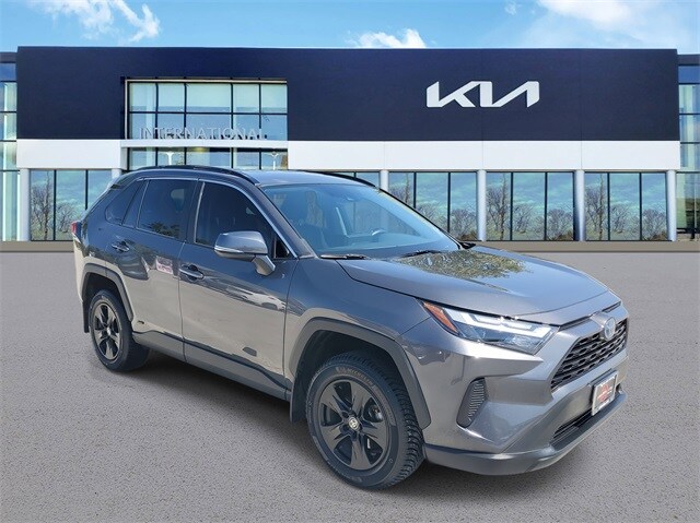 2022 Toyota RAV4 Hybrid XLE photo 2