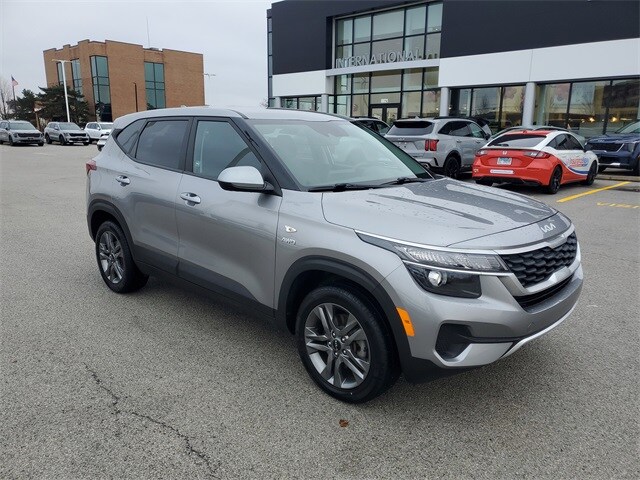 2022 Kia Seltos LX photo 2