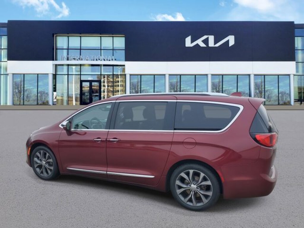 Used 2018 Chrysler Pacifica Limited Minivan/Van