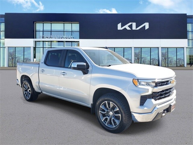 2022 Chevrolet Silverado 1500 LT photo 2