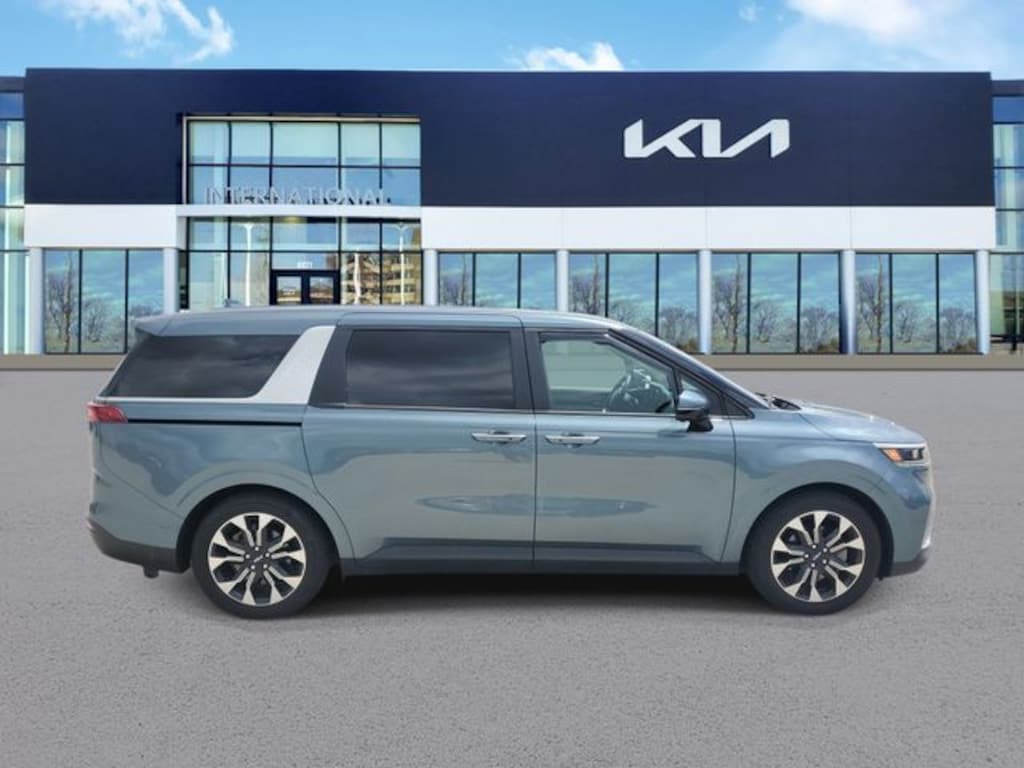 Used 2024 Kia Carnival EX Minivan/Van