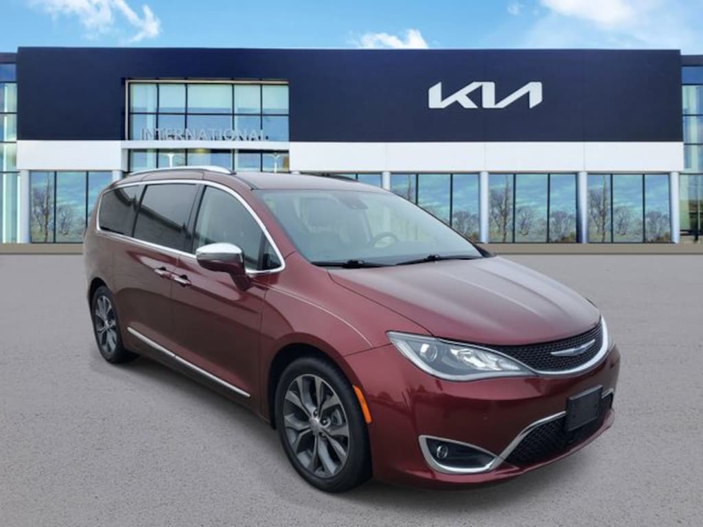 Used 2018 Chrysler Pacifica Limited Minivan/Van