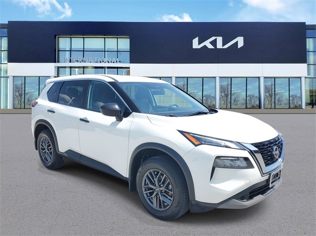 2022 Nissan Rogue S photo 2