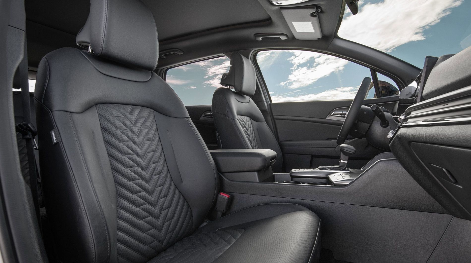 Asientos delanteros y techo panorámico del Kia Sportage
