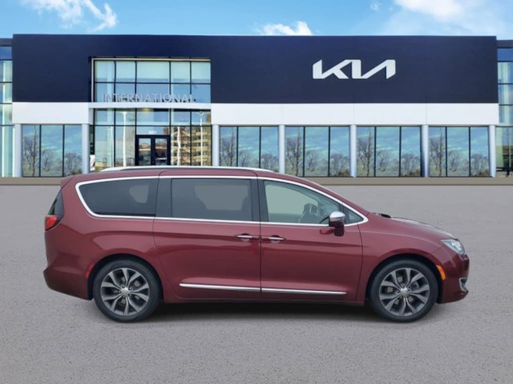 Used 2018 Chrysler Pacifica Limited Minivan/Van