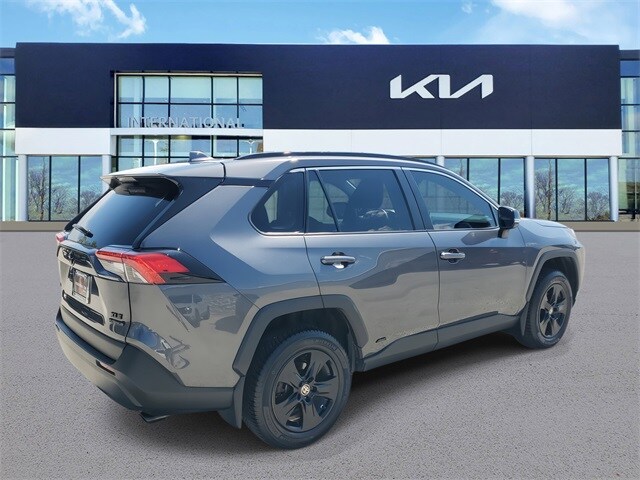 2022 Toyota RAV4 Hybrid XLE photo 3
