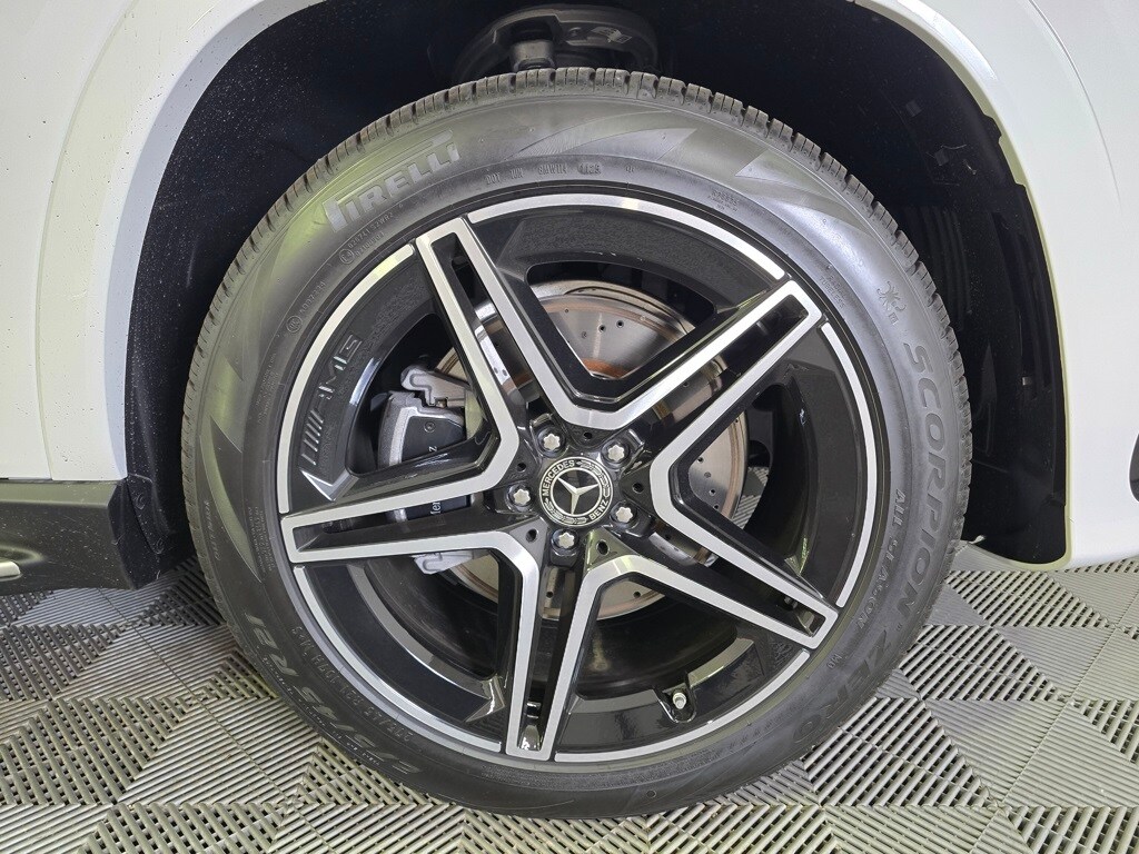 2025 Mercedes Benz GLS 450 4MATIC photo 2
