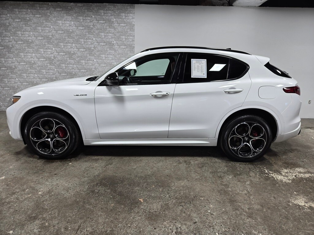 2022 Alfa Romeo Stelvio Ti Sport photo 2