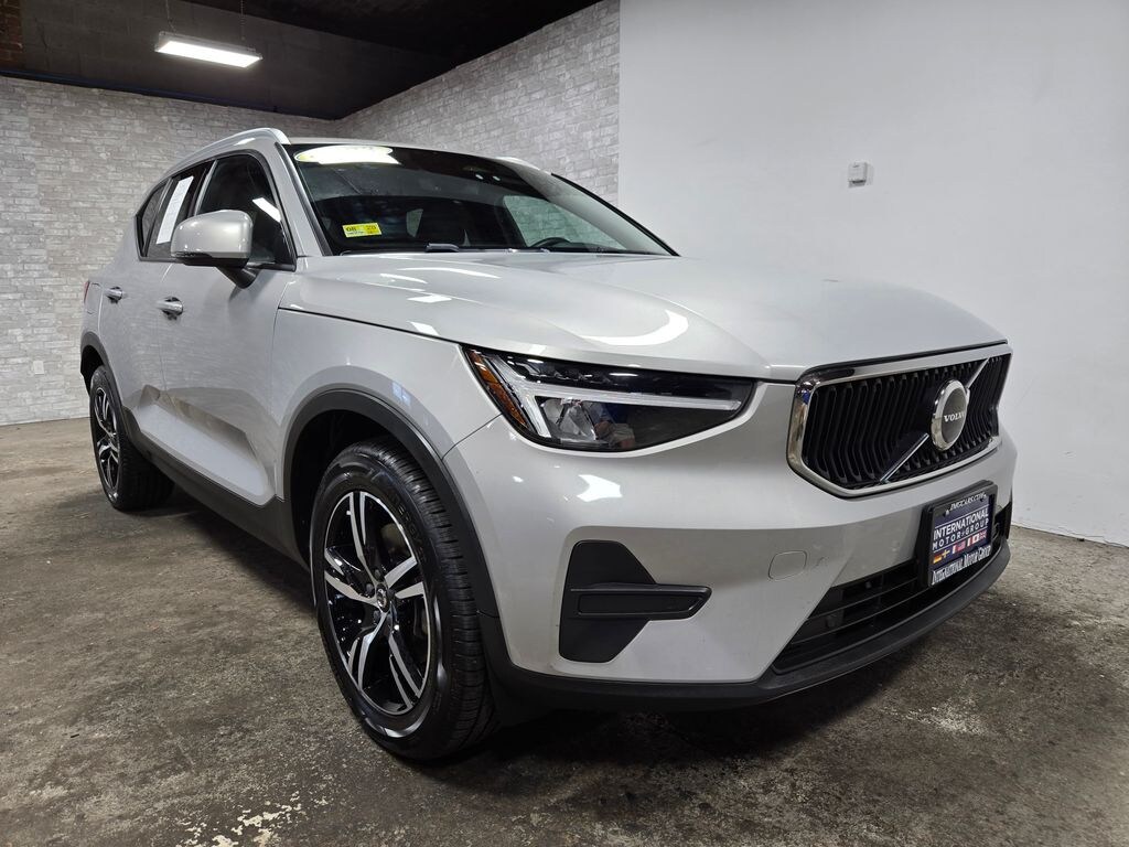 Used 2023 Volvo XC40 B5 Core SUV