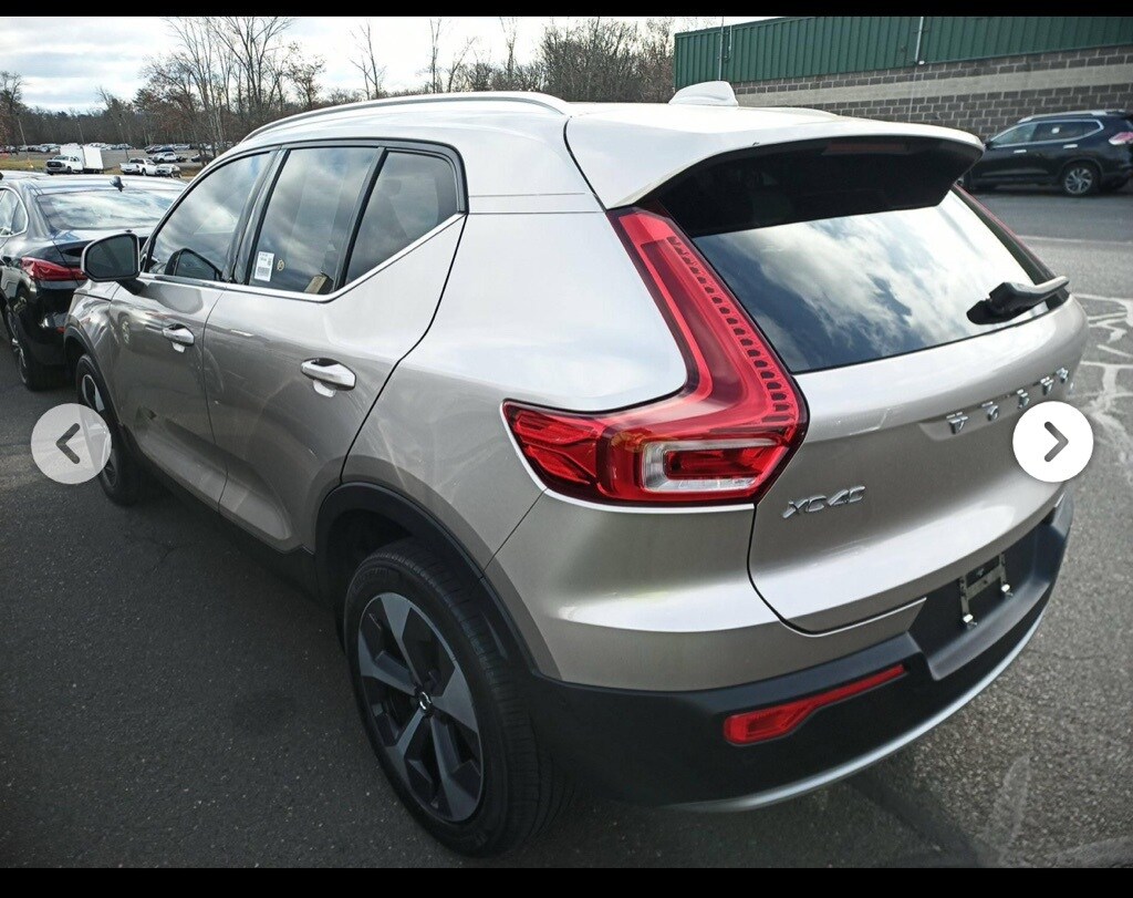 2024 Volvo XC40 Plus photo 2