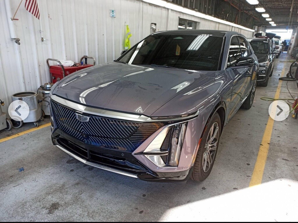 2024 Cadillac Lyriq Luxury photo 2