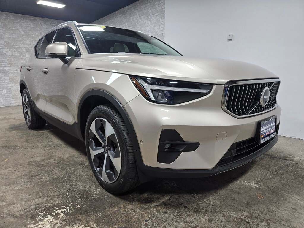 2024 Volvo XC40 Plus photo 4