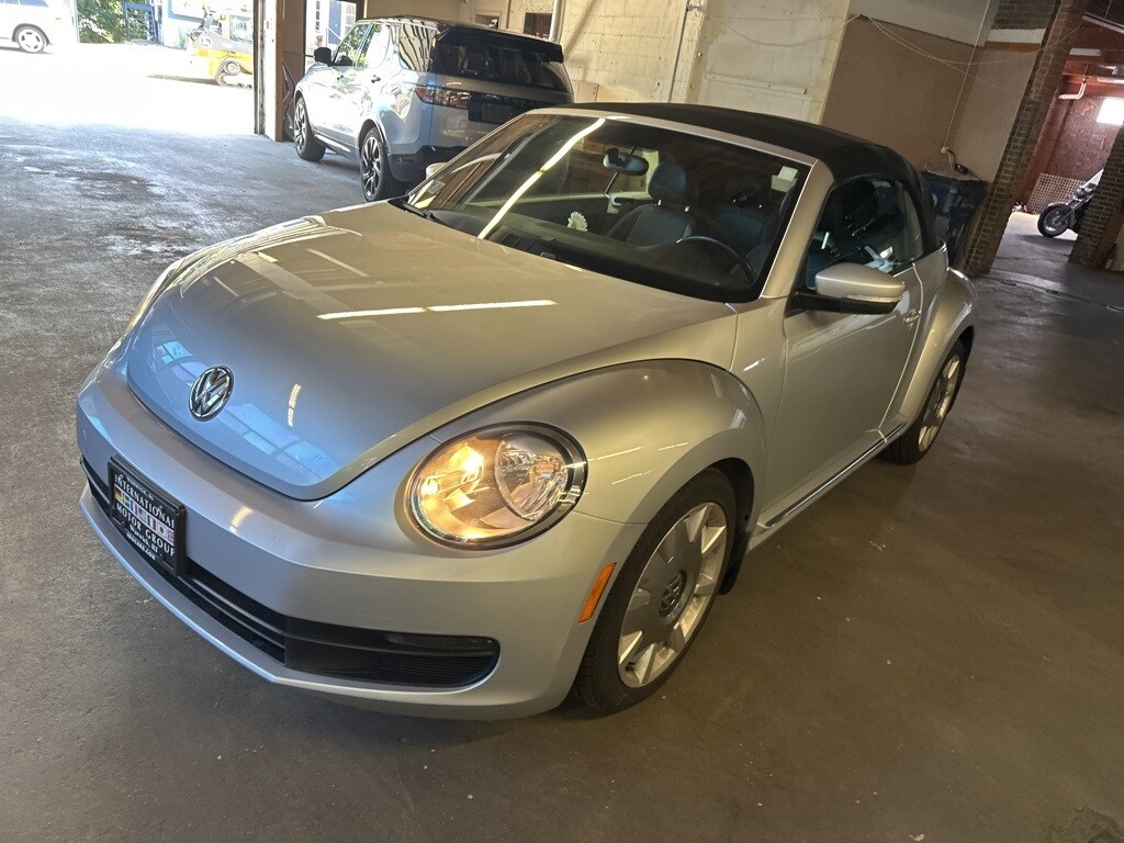 2013 Volkswagen Beetle Convertible 2.5L photo 3