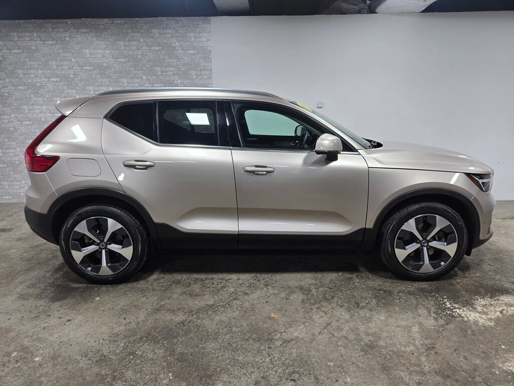 2024 Volvo XC40 Plus photo 3