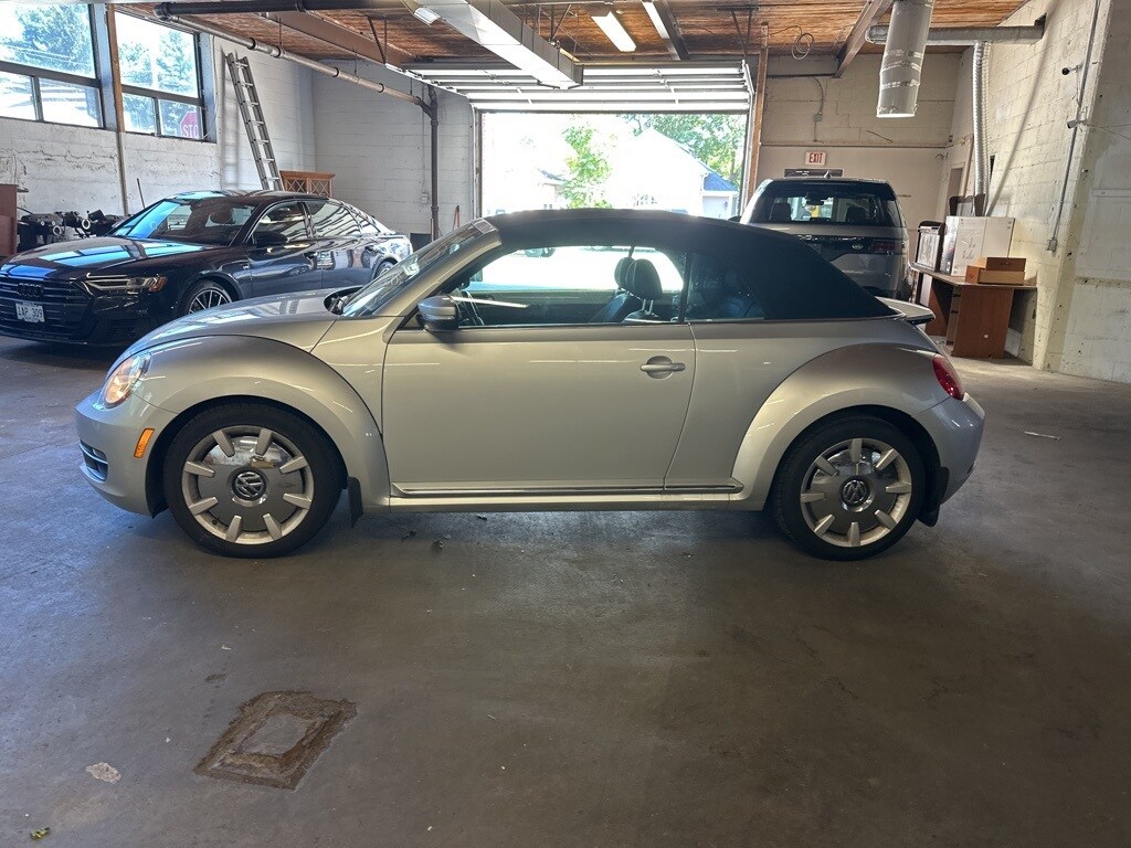 2013 Volkswagen Beetle Convertible 2.5L photo 4