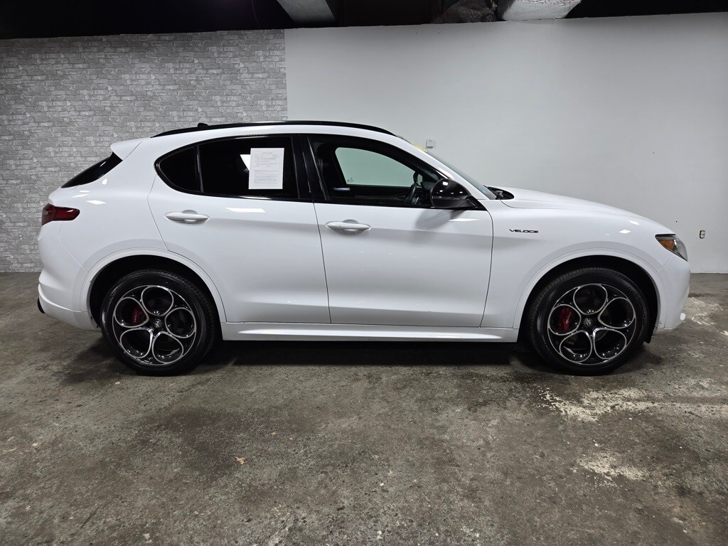 2022 Alfa Romeo Stelvio Ti Sport photo 3